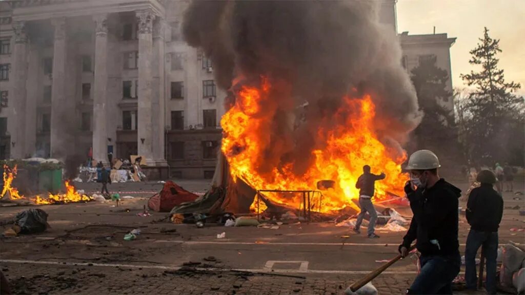 Поджог дом 2. Одесса 2014 дом профсоюзов. одесса 2 мая дом профсоюзов. одесса дом профсоюзов 2 мая 2014. трагедия в одессе 2 мая 2014.