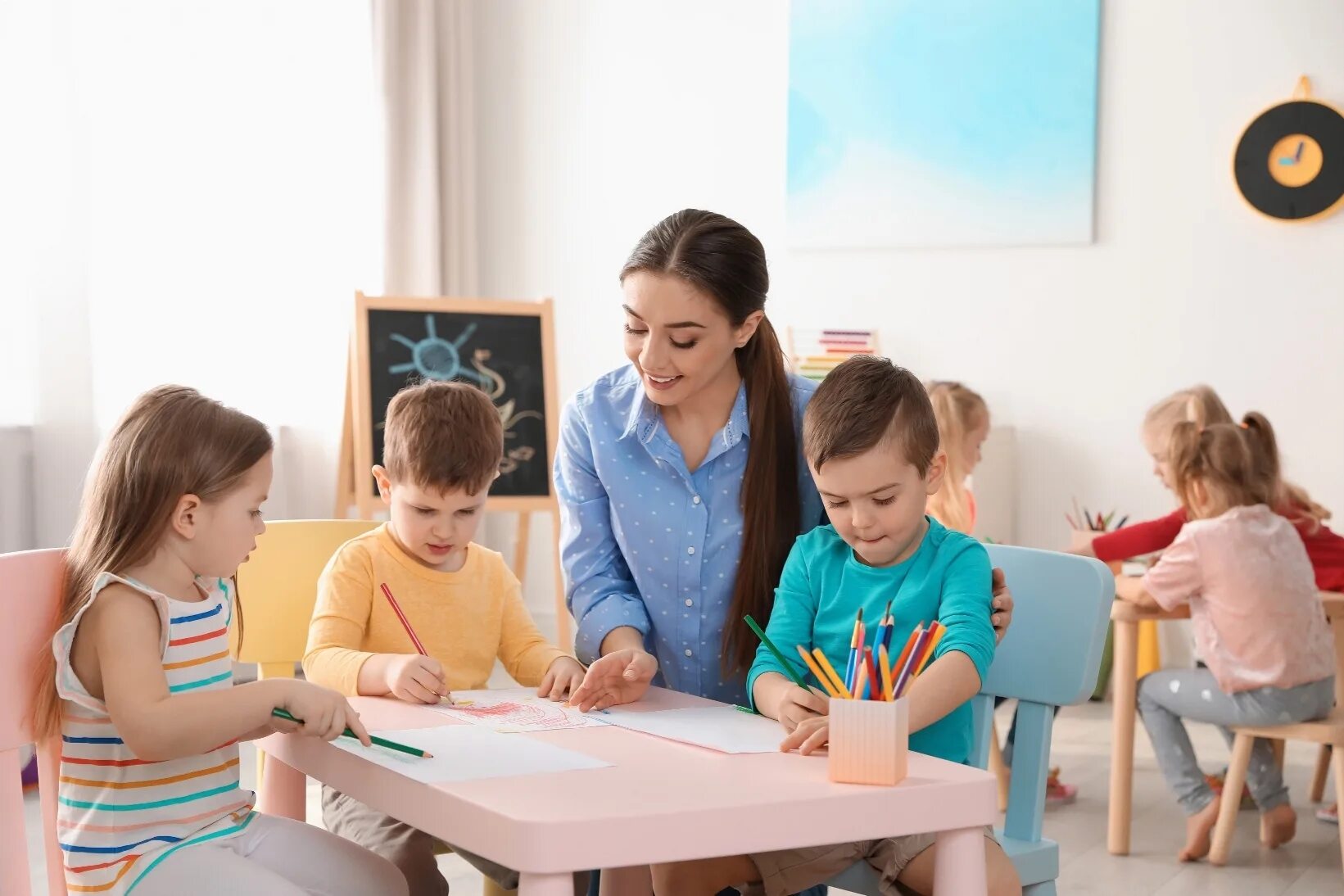 .Детский сад (Kindergärten).Германии. Воспитатель в саду. Воспитатель и дети в детском саду. Воспитатель с детьми. Обсуждаем детские сады