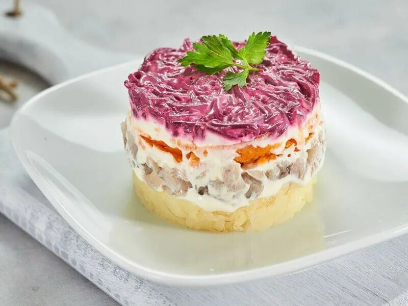 Слои селедки под шубой классический с яйцом