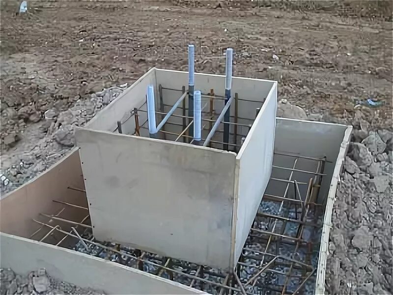 Заливка стаканов. Фундамент под жб колонны 400х400. Монолитный столбчатый фундамент с анкерами. Монолитный фундамент под колонну 400х400. Фундамент под ангар.