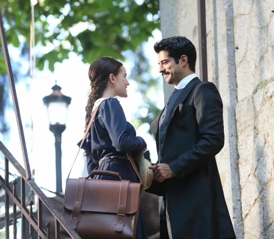 Птичка королек сериал. Королёк птичка певчая сериал 2013. Бурак озчивит в фильме королек птичка певчая. Фахрие эвджен королек птичка певчая. Королек птичка певчия домашний.