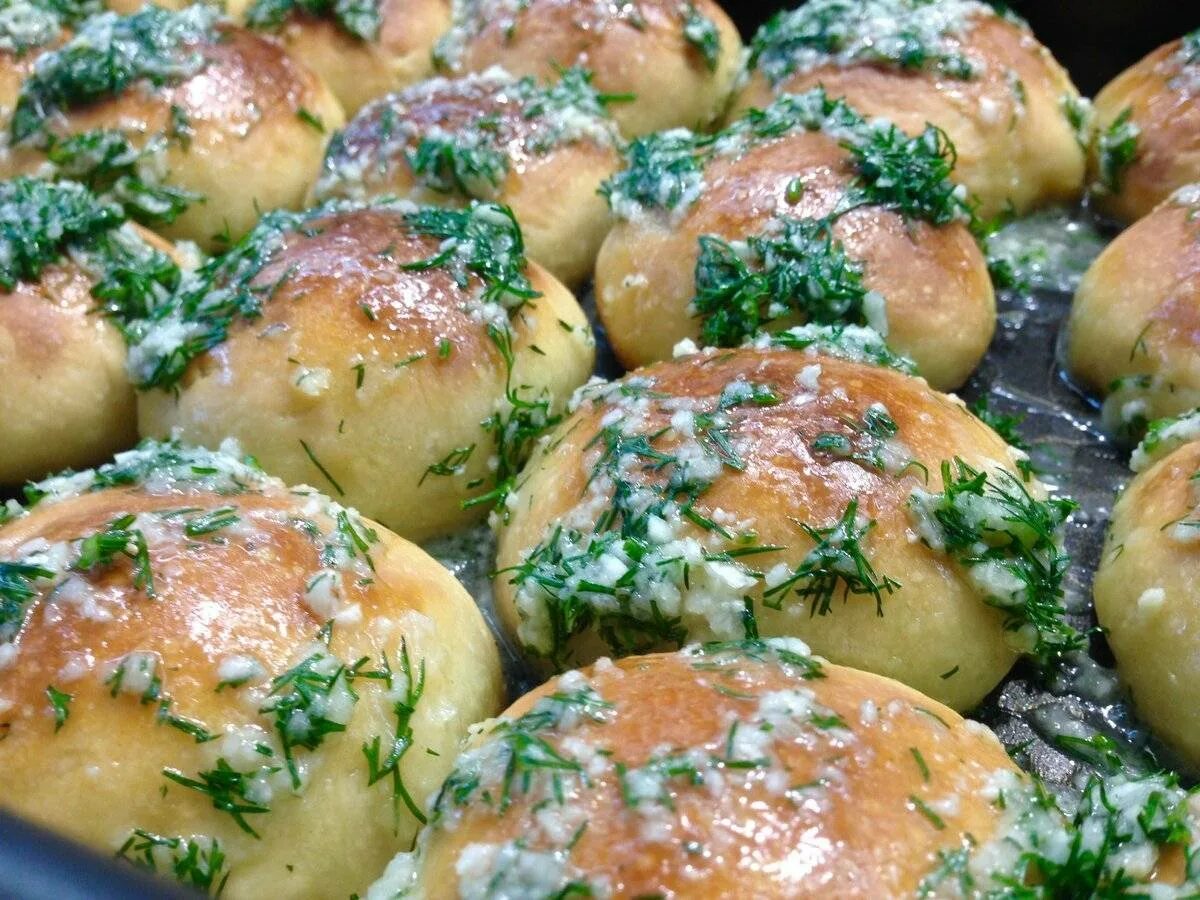 Чесночные пампушки к борщу рецепт в духовке. Чесночные пампушки к борщу. Пампушки с чесноком в духовке. Борщ с пампушками. Чесночные пампушки.