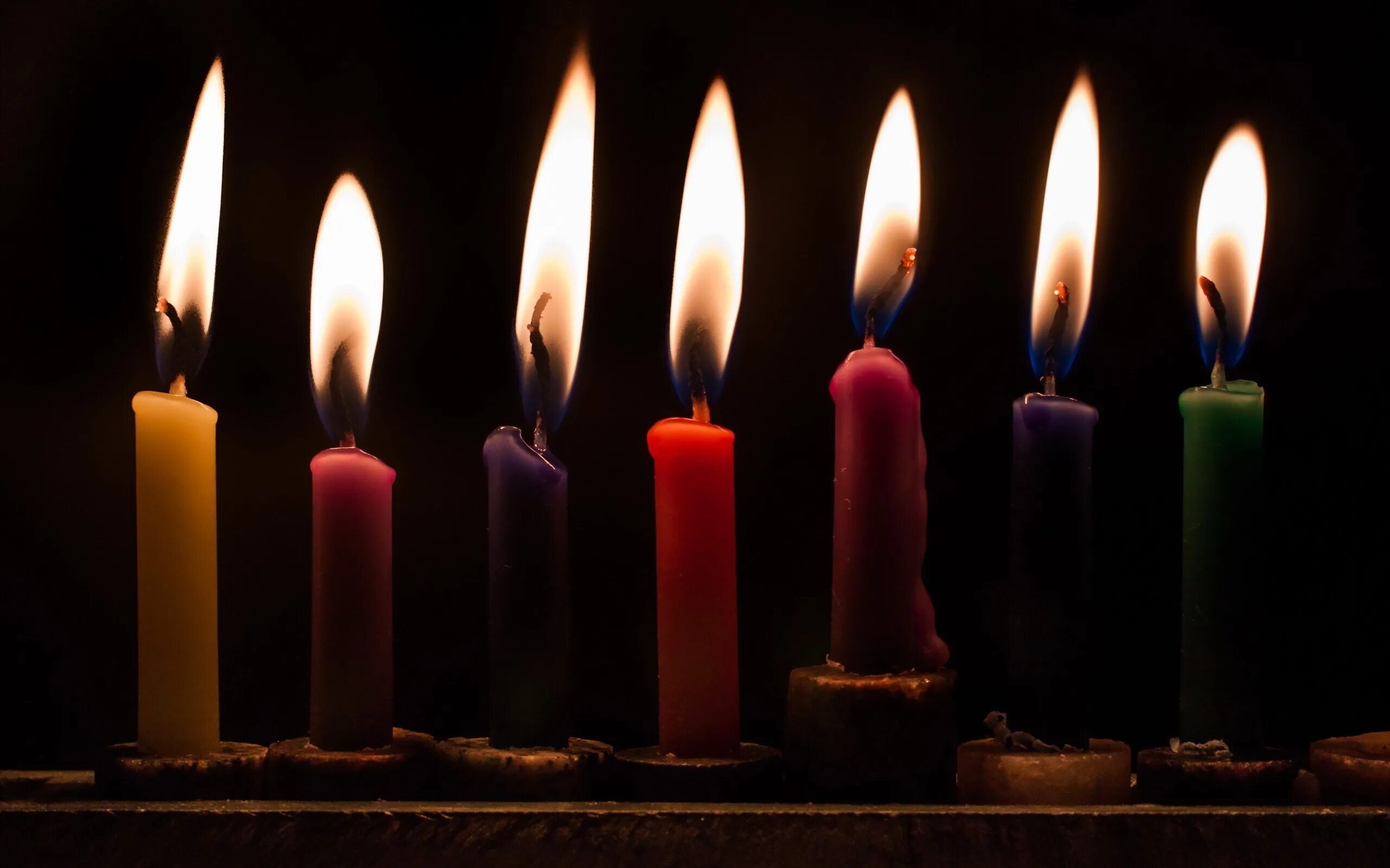 Торт со свечками. Цветные свечи. Магические свечи. Разные цвета свечей. Свеча парафиновая многоцветная.