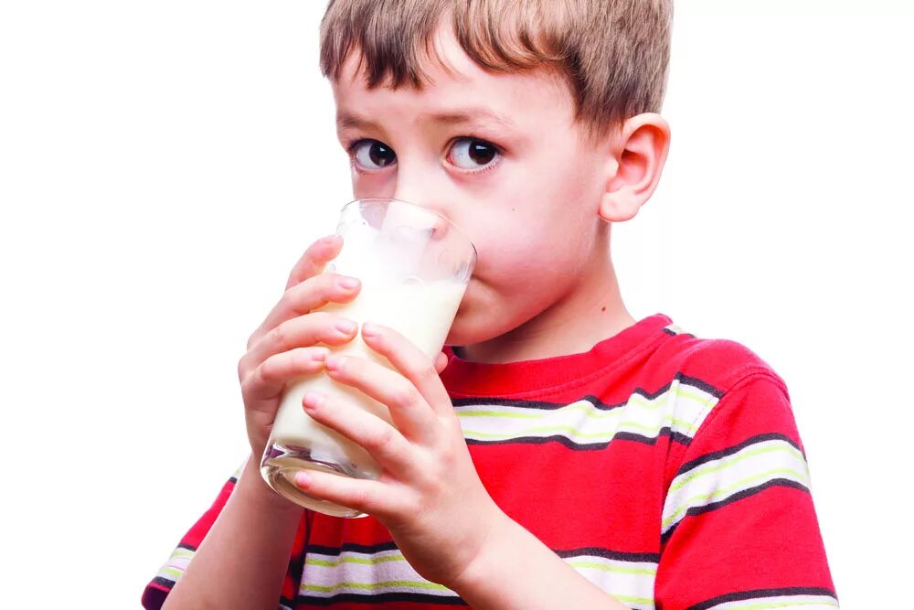 Пьет молоко на английском. Мальчик с молоком. Мальчик пьет молоко картинка. Человек пьет молоко на прозрачном фоне. Мальчик пьет молоко картина.