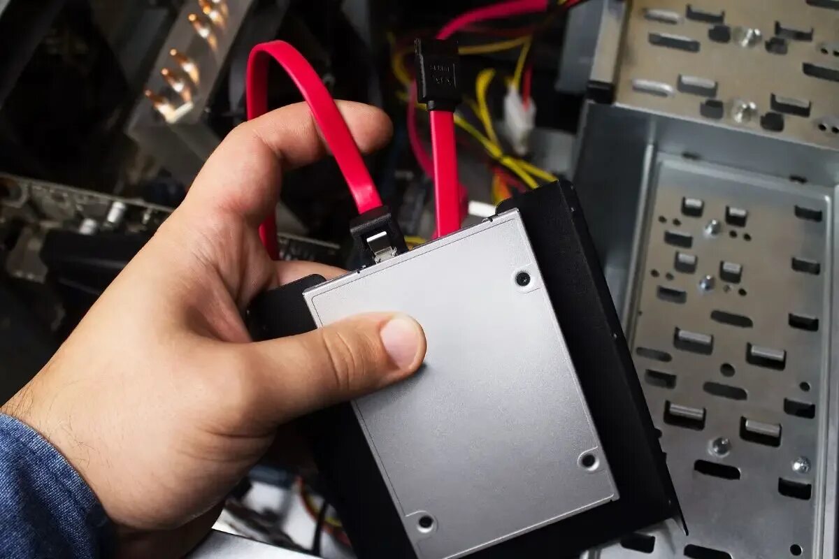 SSD В системном блоке. SSD накопитель для компьютера. Накопитель HDD,SSD В системнике. SSD В руках. Не видит подключенный ssd