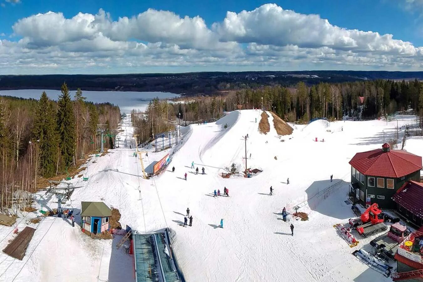 Горнолыжный курорт красное озеро в коробицыно. Курорт красное озеро ленинградская. Красное озеро золотая долина. Красное озеро ленинградская область. Горнолыжный курорт красное озеро в коробицыно.