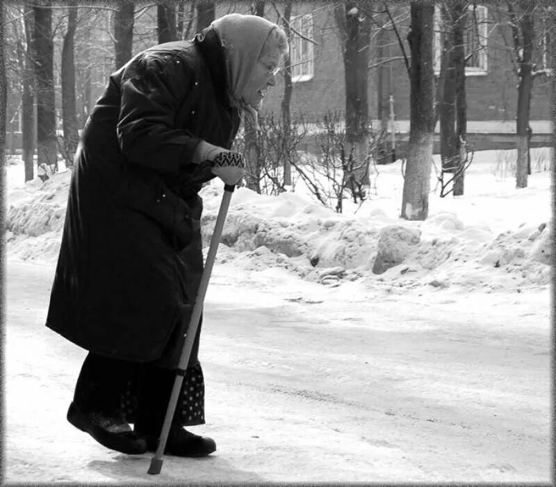 Сгорбленная старушка с палочкой. Бабушка с палочкой. Пожилая женщина с палочкой. Бабка с палкой.