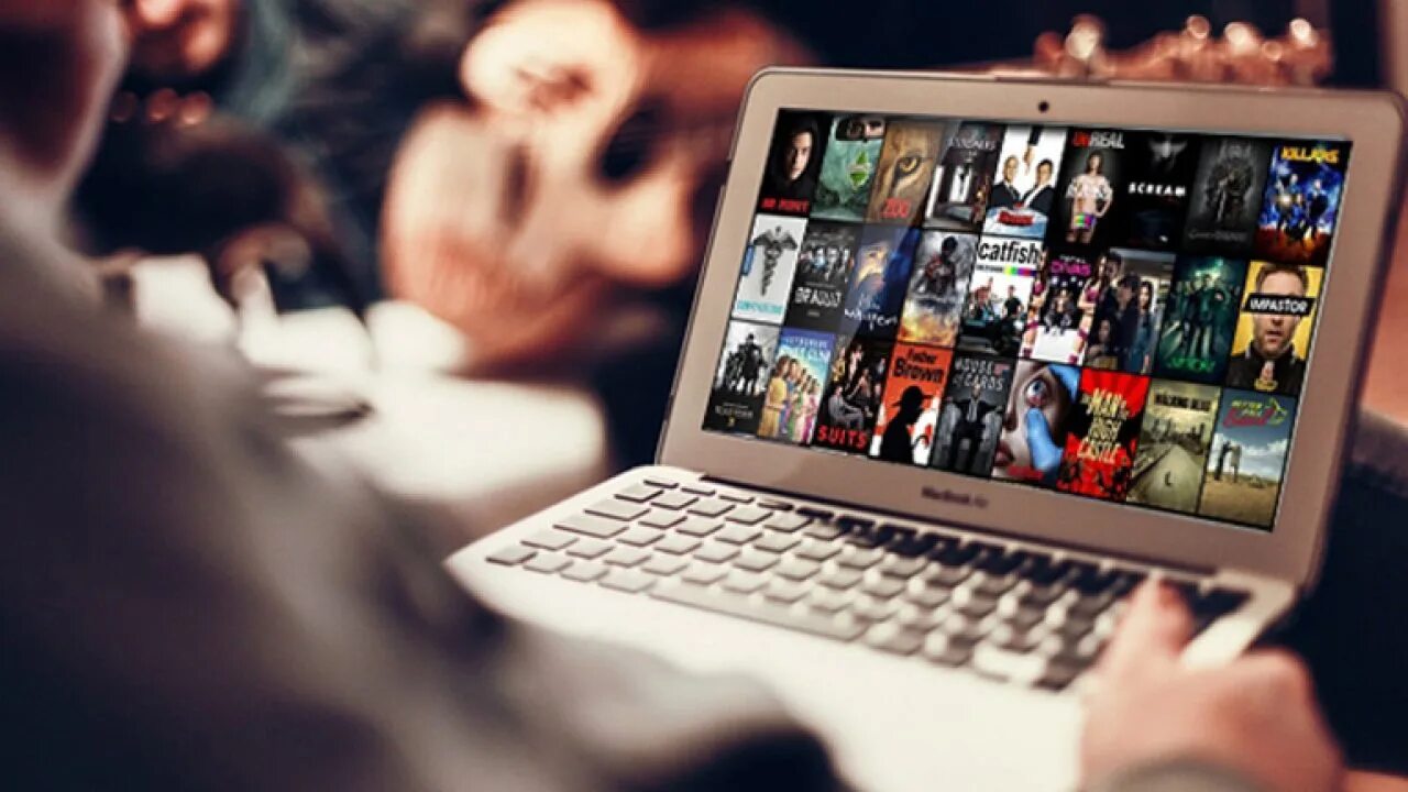 Посоветуй просмотр. Фильм на ноутбуке. ноутбук с сериалом. фильмы про компьютеры. просмотр фильма на ноутбуке.