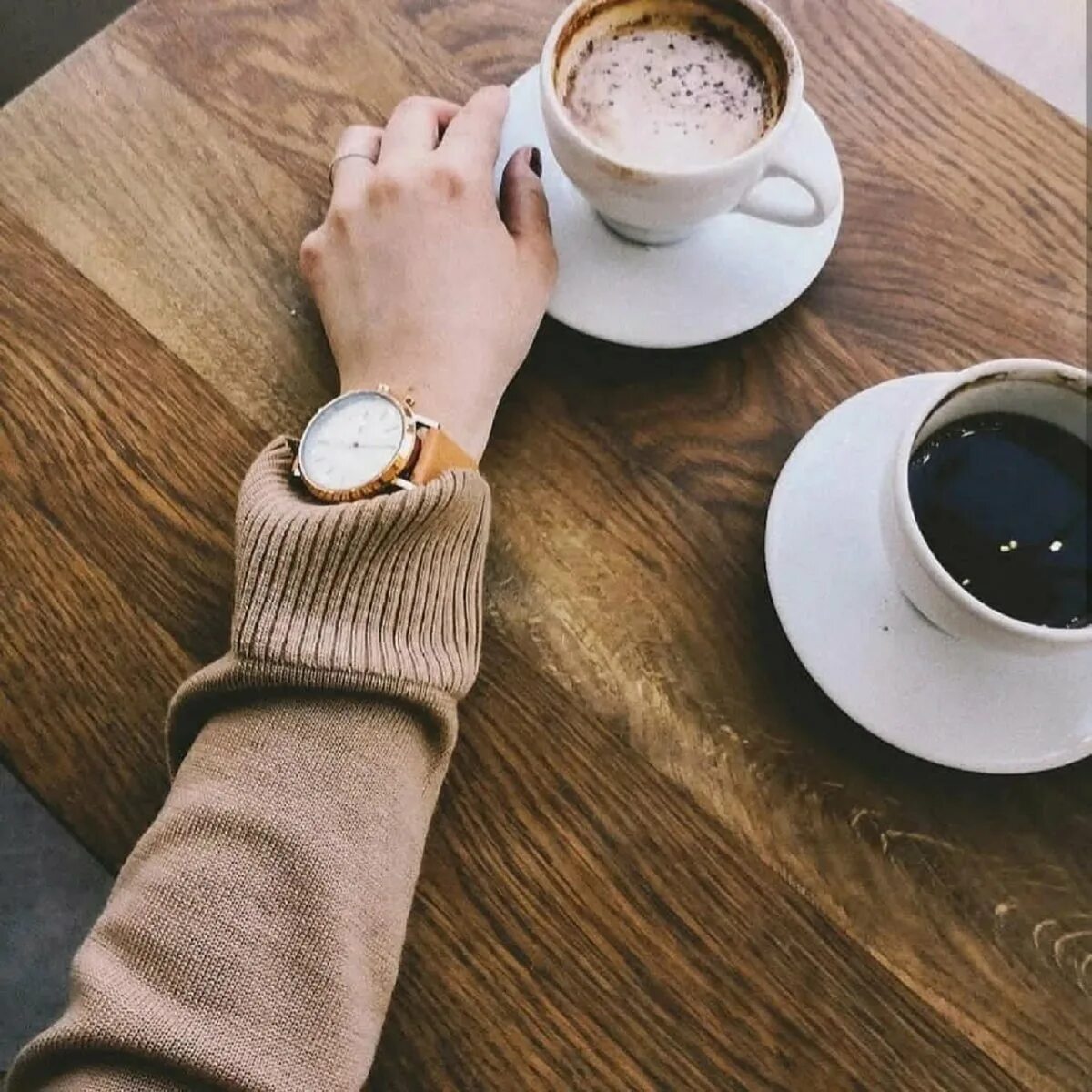 Утро ладонь. Доброе утро кофе в руках. Утренний кофе в руке. Кофе в руках. Чашка кофе утром в руке.