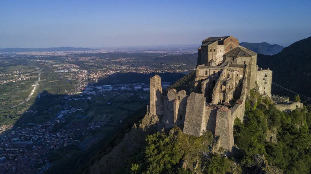 Ди сан. Аббатство Sacra di San Michele. Сан-Микеле (аббатство, Италия). Пьемонт Италия Сакра-ди-Сан. Италия монастырь Сан Микеле.