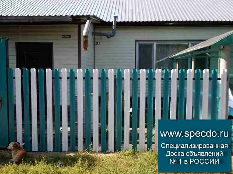 Забор из полосок профлиста. Штакетник цвета. Забор из евроштакетника шахматка белый. Забор двухцветный из металлического штакетника. Коричнево белый штакетник.