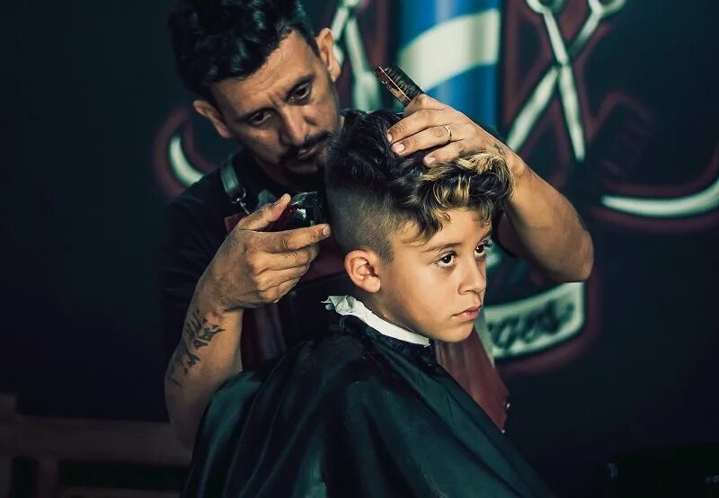 Barber am. Барбершоп стрижки для мальчиков. Стрижки в барбершопе для мальчиков. Детская барбер стрижка. Детские стрижки в барбершопе.