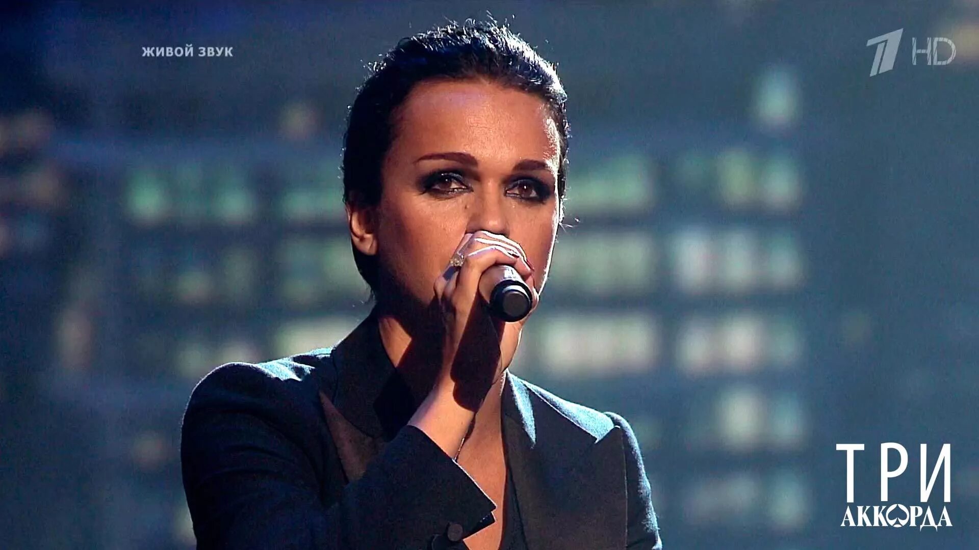 Девушка поет. Елка певица проф фото. Николь шерзингер на сцене. Уитни хьюстон звезда. Популярная испанская певица.