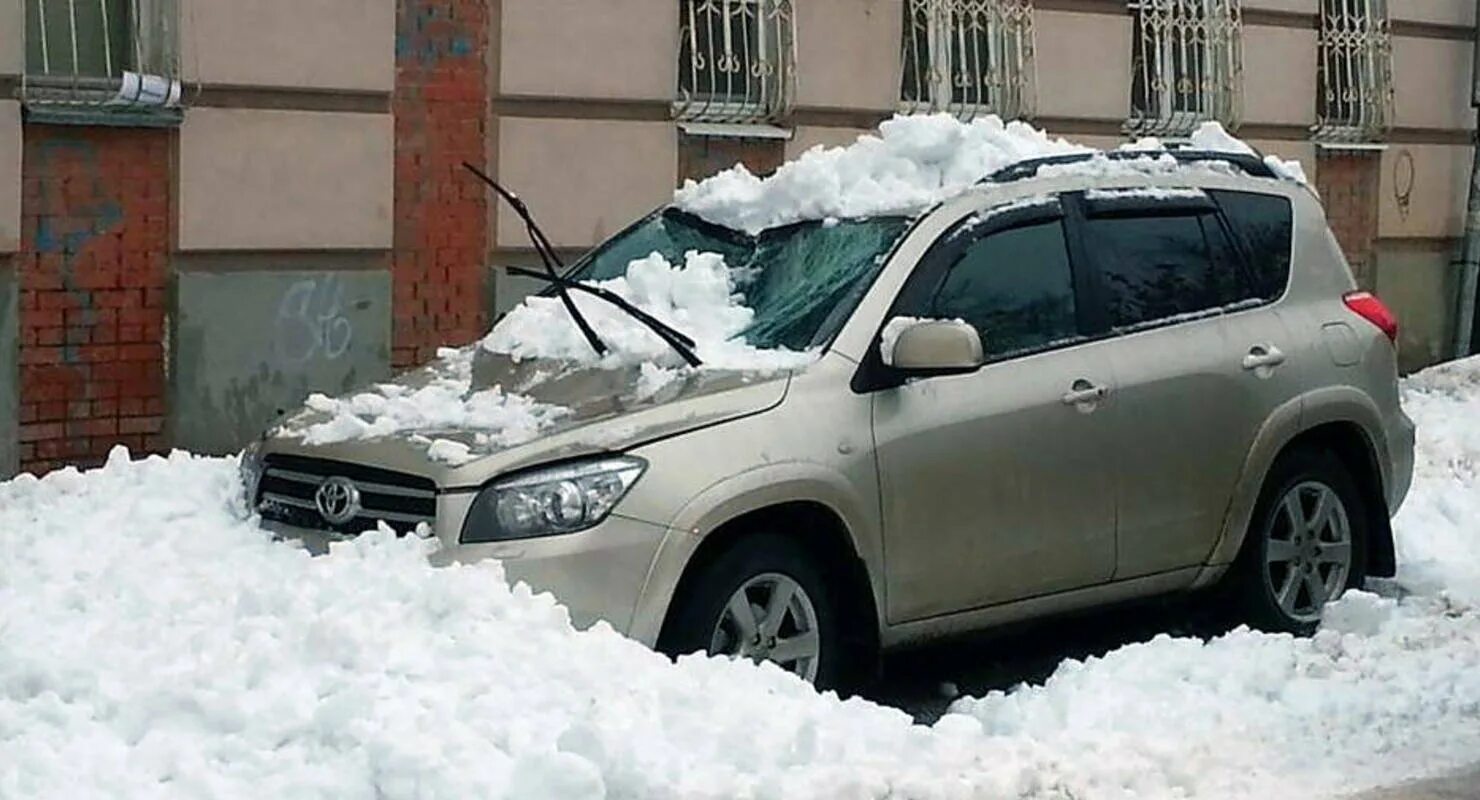 Снег на крыше машины. Снег упал на машину. Машина в сугробе. Упал снег с крыши на машину.