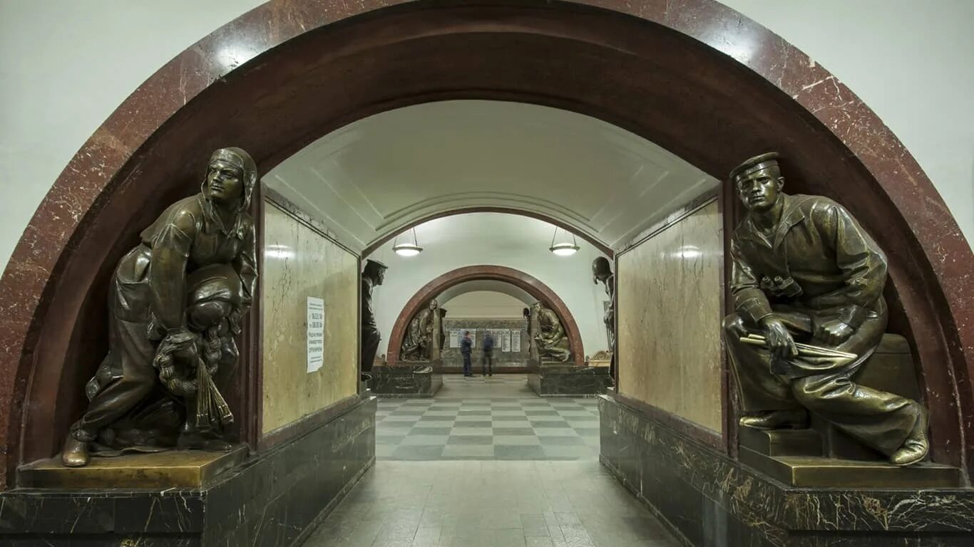 Площадь революции часы работы. Площадь революции станция метро москва. московский метрополитен станция площадь революции. манизер станция метро площадь революции. скульптуры матвея манизера на станции «площадь революции».