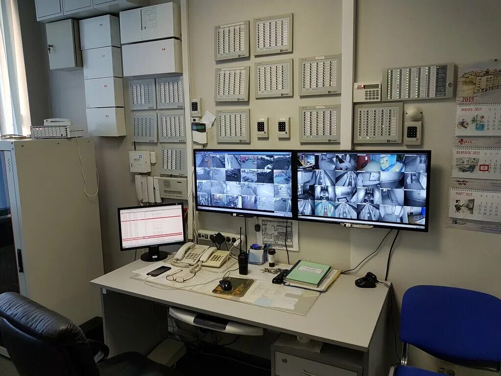 Комната охраны. Пульт централизованного наблюдения. Комната охраны с видеонаблюдением. Монитор для видеонаблюдения.