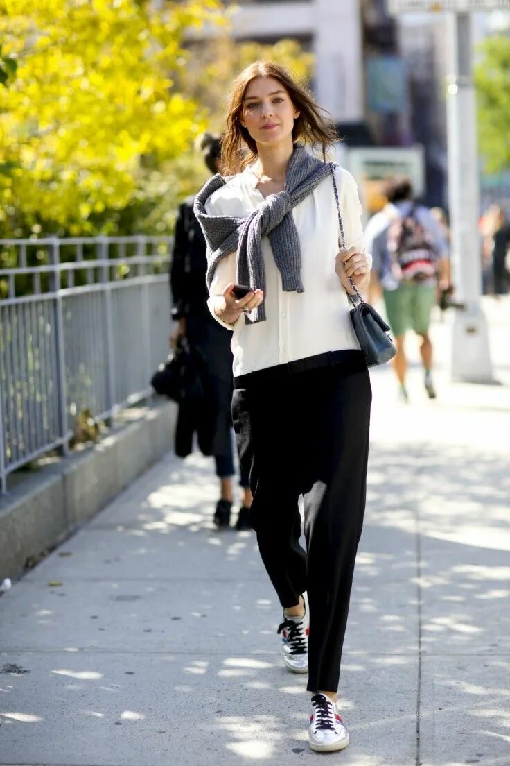 Свитер повязанный на плечи. Джемпер с рубашкой мужской. Кофта накинутая на плечи. Polo ralph lauren black sweatshirt. Как правильно носить кофту.