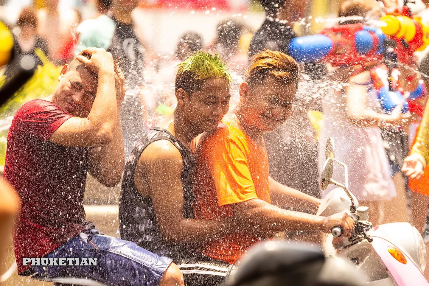 Тайский новый год на пхукете. Тайский праздник Сонгкран. Songkran (Сонгкран) в Таиланде. Сангрихан тайский новый год. Фестиваль воды Сонгкран, Таиланд.