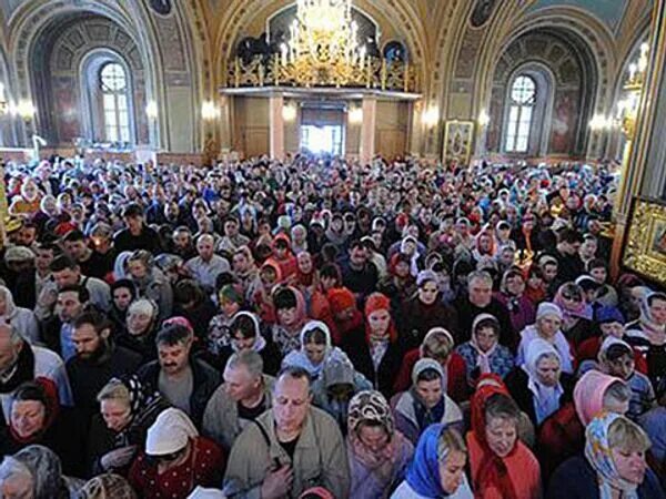 Как попасть к матроне московской очередь. Очередь в храм матроны московской. очередь к матроне московской. очередь к мощам матроны московской. очередь в монастырь к матроне.