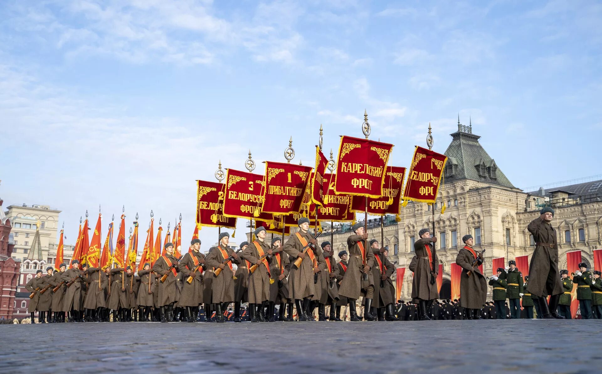 1945 год парад победы на красной. Парад Победы красная площадь 1990. Парад Победы 1992 года на красной площади. Парад Победы на красной площади 1 мая 1945. Марш Победы на красной площади.