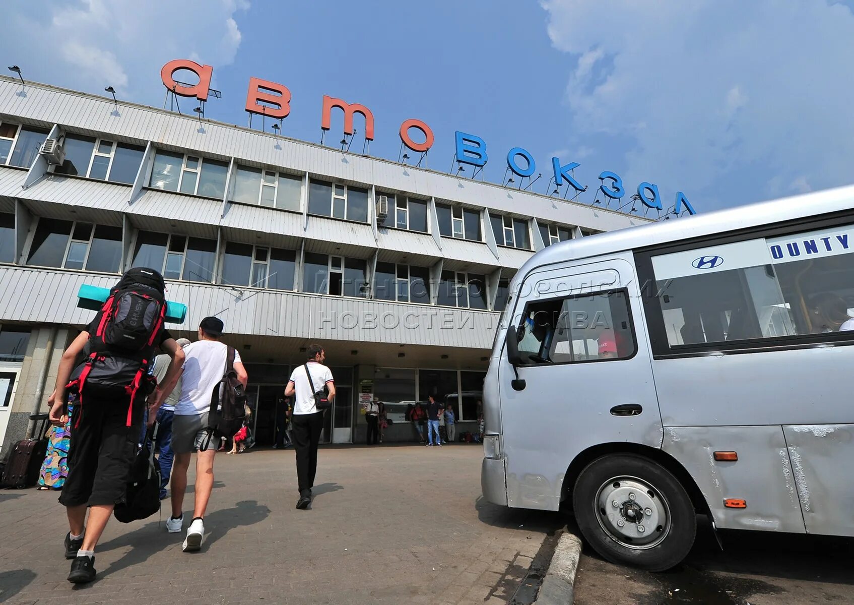 Международный автовокзал Москва. Автовокзал Южные ворота Москва. Фото автобусов на автовокзале. Центральный автовокзал Москва.