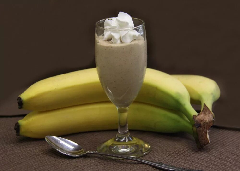 Десертный банан. Мусс из бананов. Банановый комплекс. Десерт в виде банана.