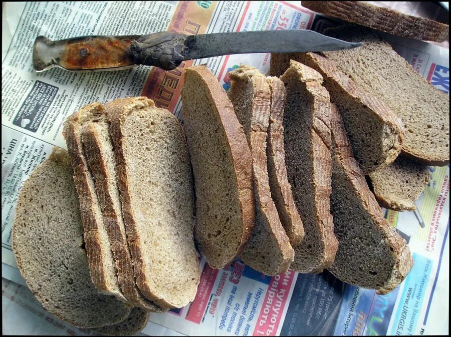 Хлеб на столе. Чиабатта ржаная. Хлеб и хлебобулочные изделия. Производство хлеба. Хлеб.