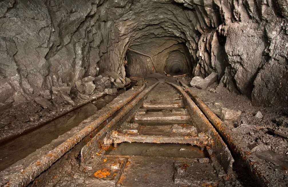 Проходческий забой угольной шахты. Очистной комбайн кдк 500. Заброшенные угольные шахты англии. Шурф штрек штольня. Современная шахта.