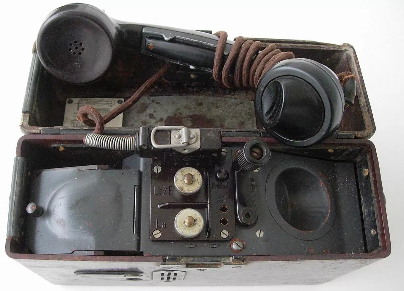 Немецкий полевой телефон FF-33. Швейцарский полевой телефон TF-53. Та-88 аппарат телефонный полевой.