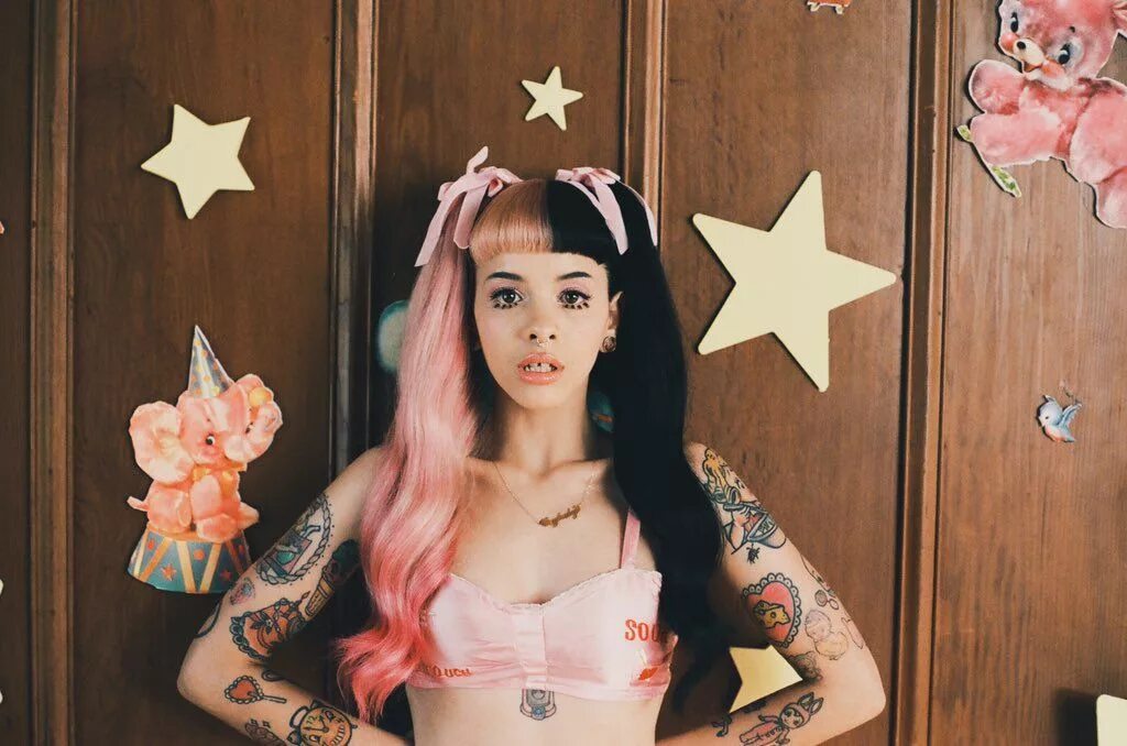 Мелани марзинех большие глзаа. Pacify her melanie. Мелани pacify her. Мелани мартинес pacify her. Мелани мартинес с хвостиками.