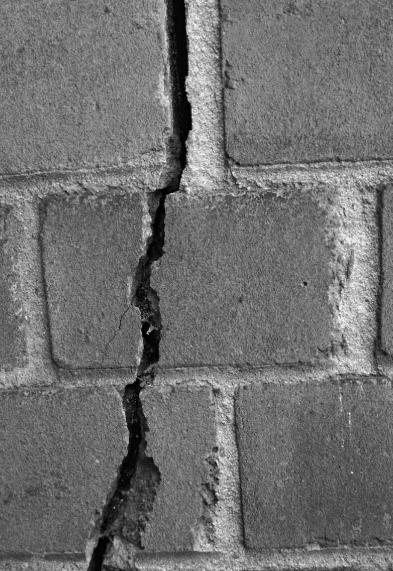 Стены пошли трещинами. Вертикальные трещины в стенах. Сквозная трещина в стене. Трещина в кирпичной стене. Вертикальные трещины в кирпичной кладке.