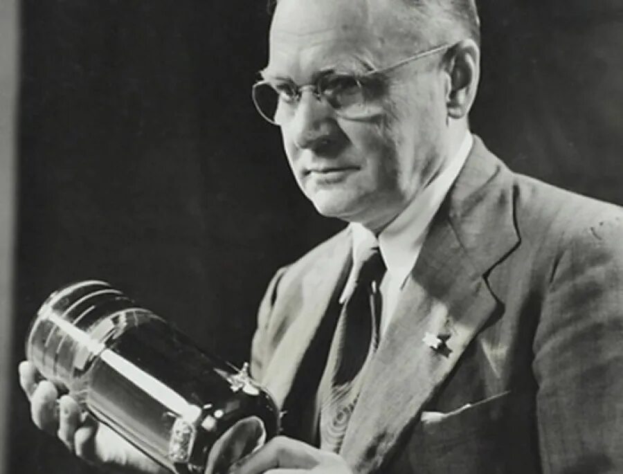 Отцом телевидения считается изобретатель. Отцом телевидения считается изобретатель. Зворыкин изобретатель телевидения. Зворыкин изобретатель телевидения. Отцом телевидения считается изобретатель.