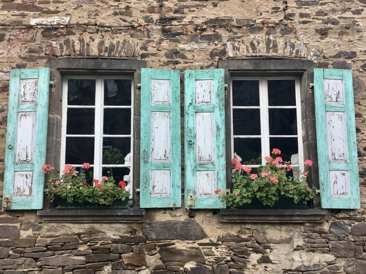 Окна старинный дом. Дом со ставнями. Старые ставни. Старинные окна. Окна старинных домов.
