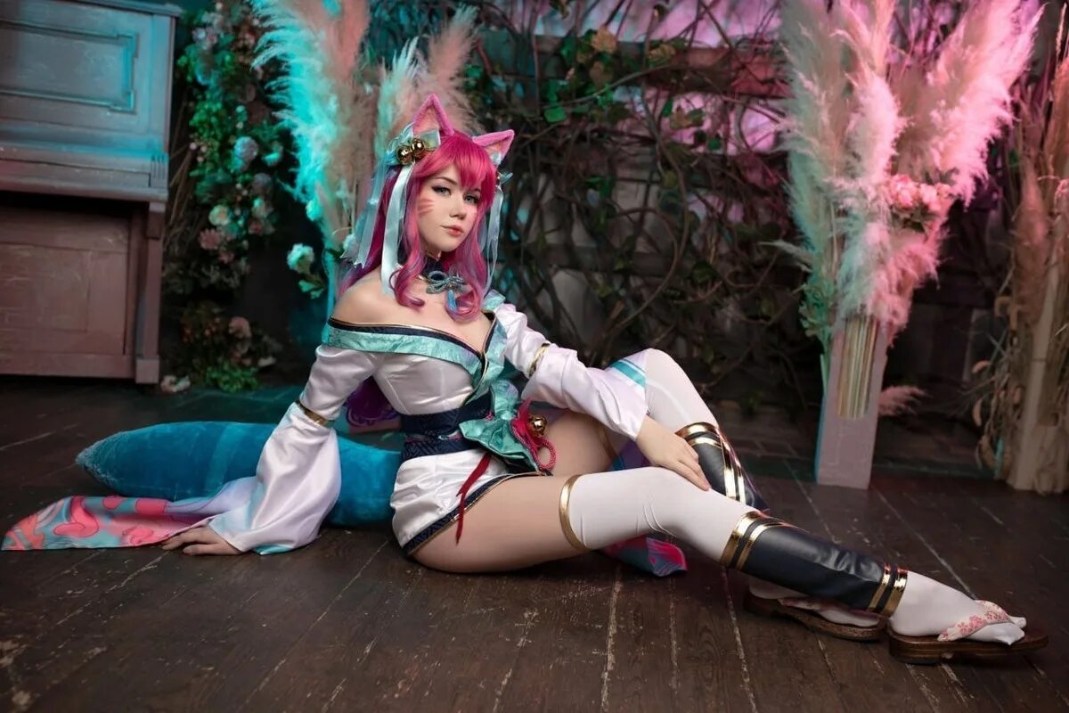 Mollyredwolf cosplay. Хелли Валентайн Ahri. Ахри косплей. Ahri Spirit Blossom Cosplay.