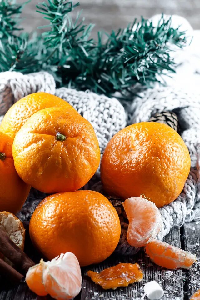 Апельсины зимой. Мандарины новый год. Новогоднее настроение мандарины. Новогоднее настроение мандарины. Мандарины минеола.