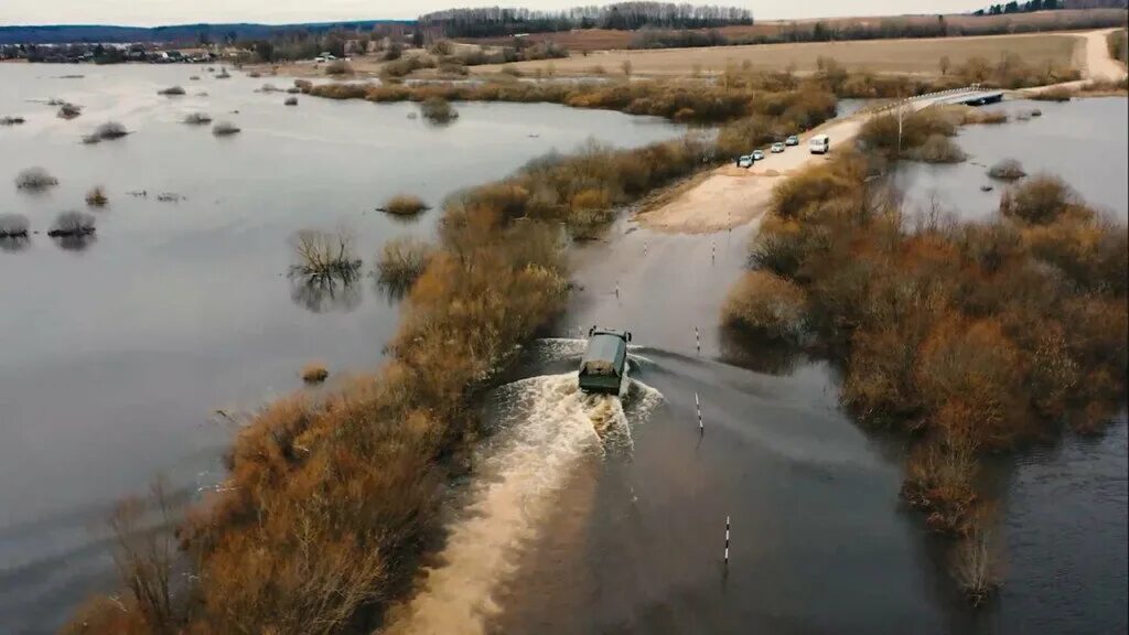 Паводок и наводнение в чем разница. Половодье Смоленск. Паводок в деревне. Половодье в деревне. Половодье в Дорогобуже.