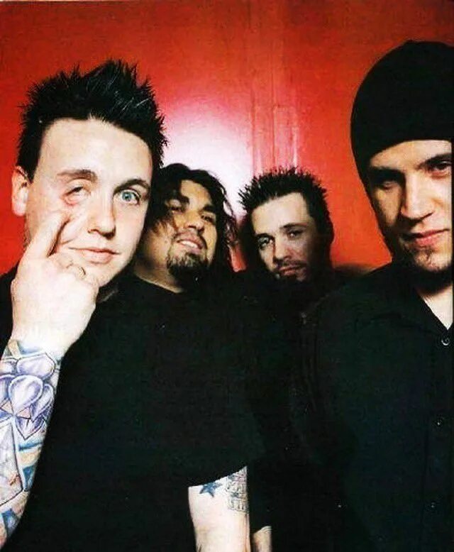 Папа роуч солист. Papa roach resort. Группа papa roach 2000. Papa roach resort. Papa roach - last resort (2000).