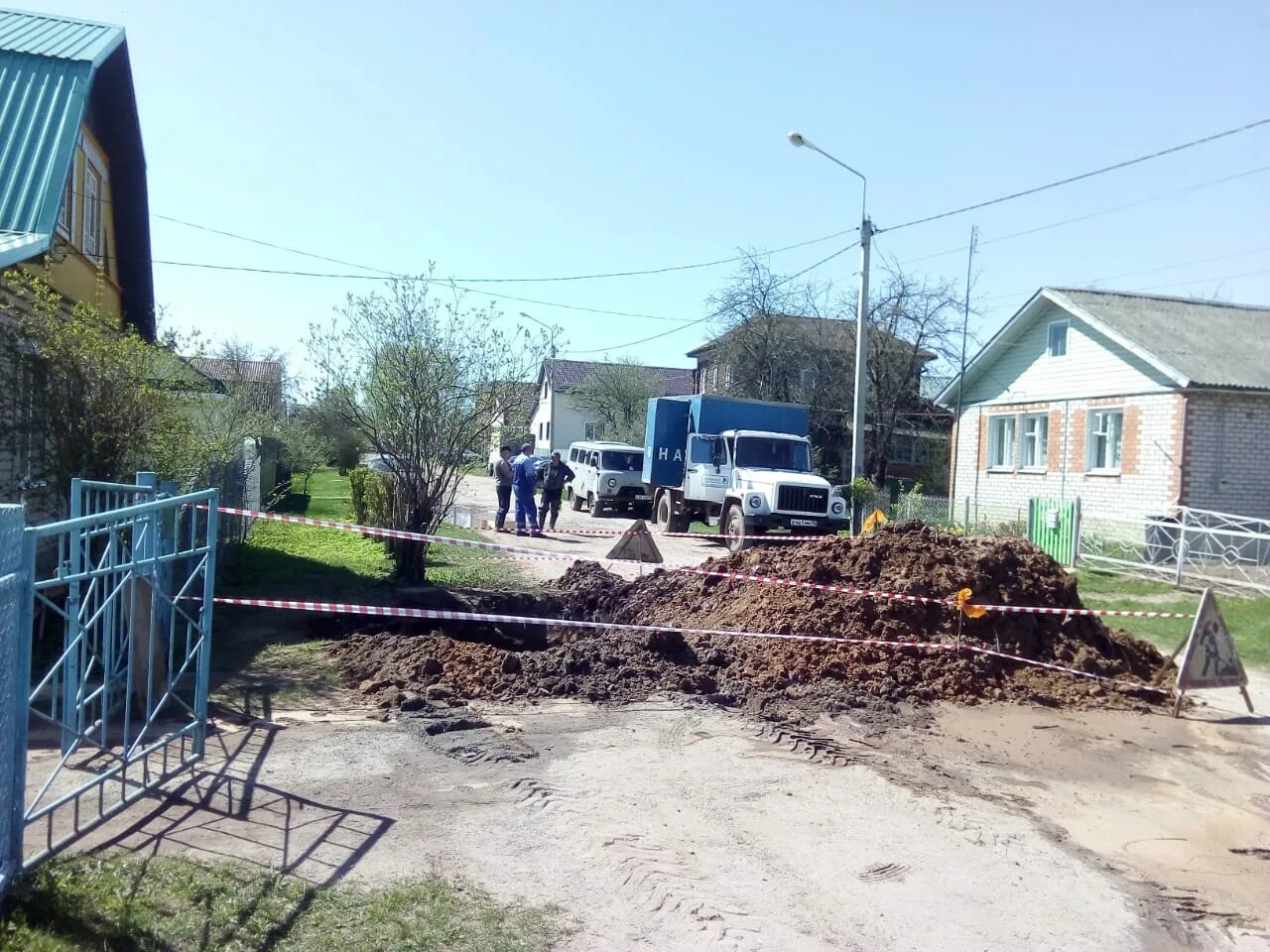 Аварийная машина водоканала. Машина аварийной службы водоканала. Форма водоканала рабочая. Рабочий водоканала. Сотрудники водоканала.