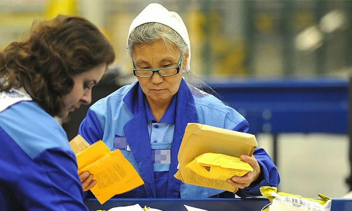 Старые работники. Работающие пенсионеры. работники старших возрастов. пенсия. пенсионерка на фабрике.