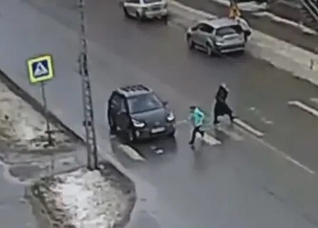 Выбежала девочка из дома