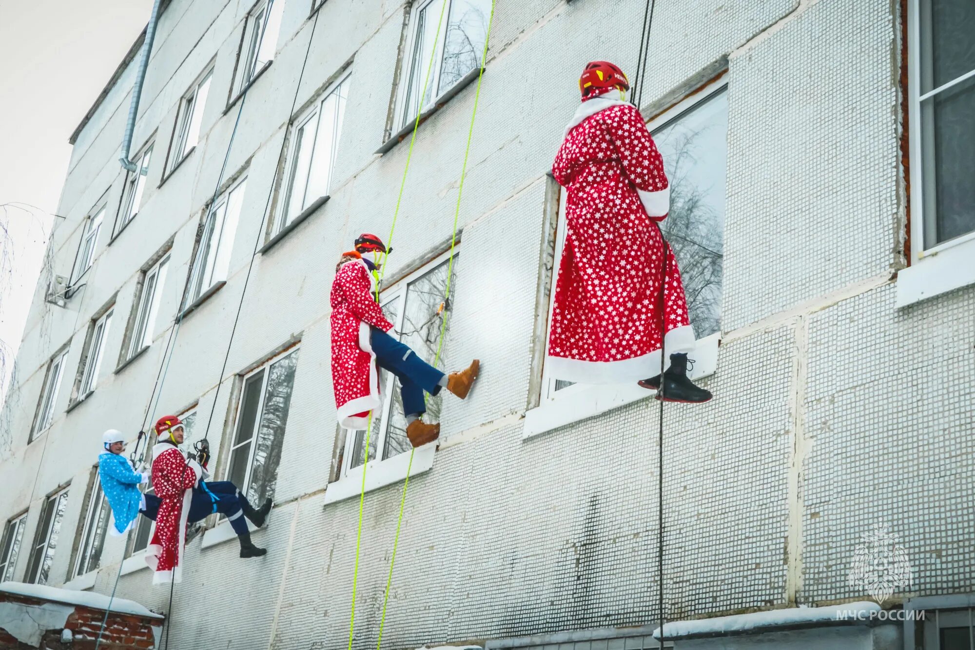 Дед Мороз альпинист. Альпинисты. Дед Мороз альпинизм. Новогодний альпинист.