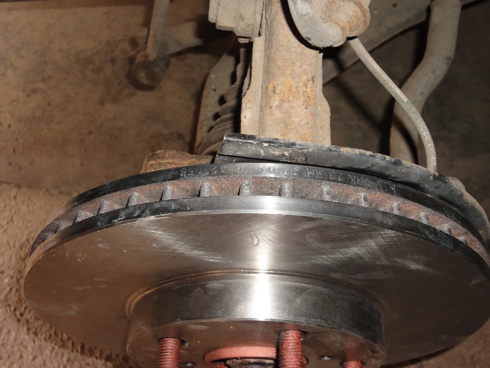 Скоба тормозов тойота селика. Тормоза 185 селика. Тормозные диски аурис. Пыльник заднего тормозного диска аурис 2008. Тормозной диск toyota auris 2007.