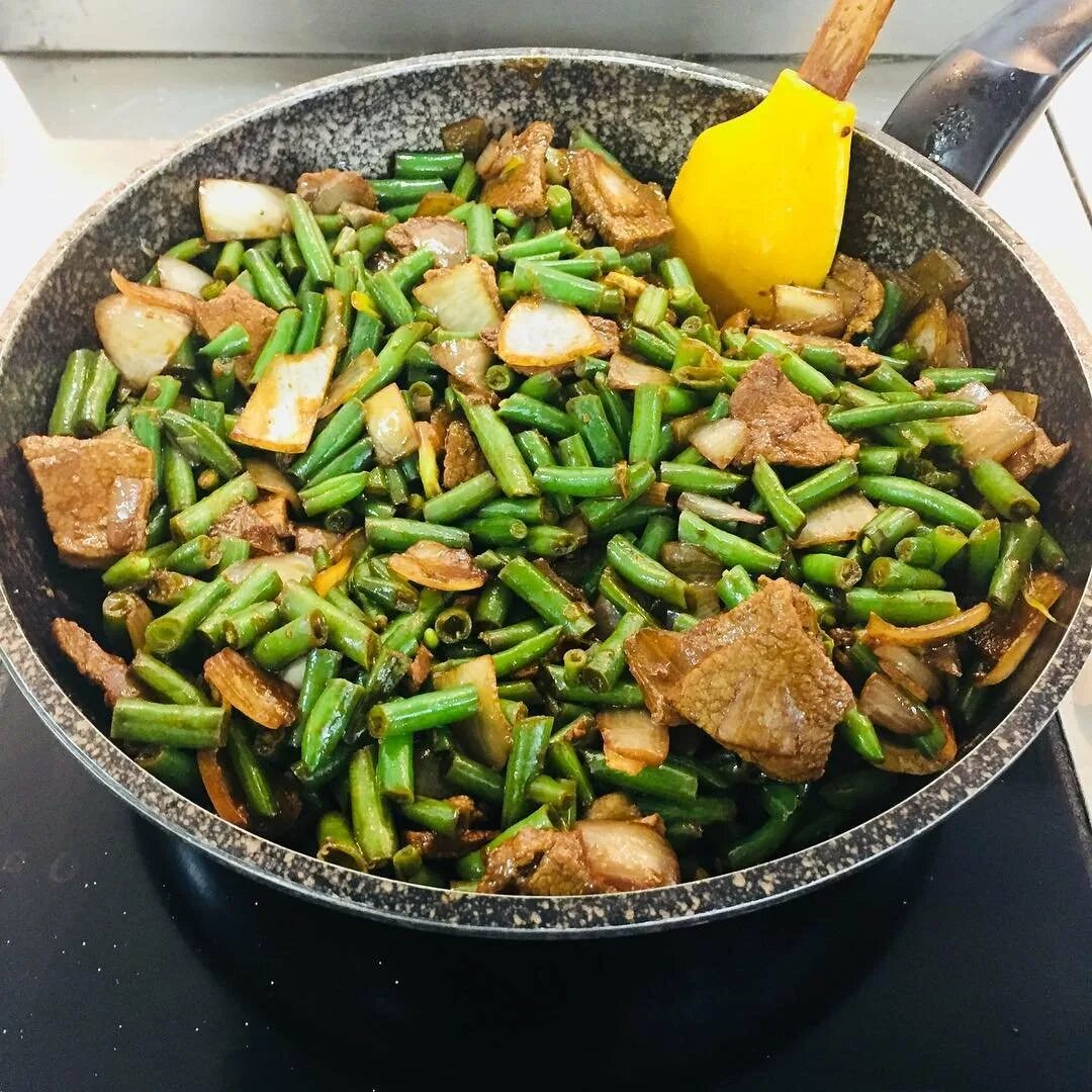 Стручковая фасоль с овощами на сковороде. Стручковая фасоль с говядиной. говядина со стручковой фасолью. свинина со стручковой фасолью. стручковая фасоль с мясом.