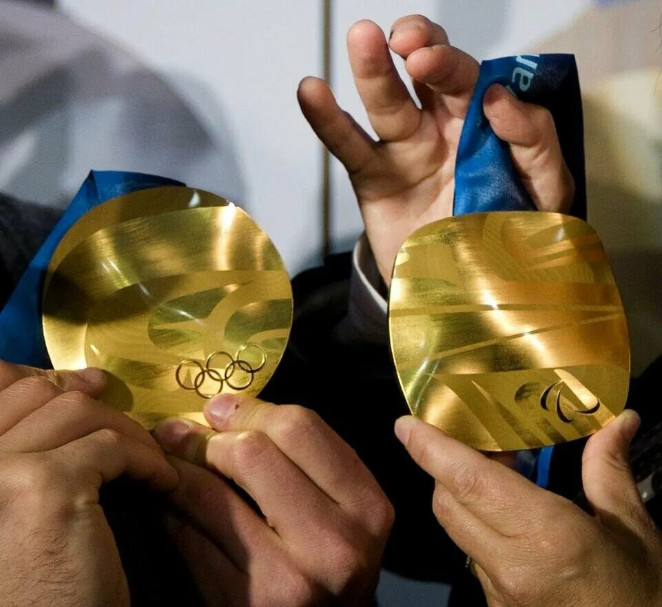 Олимпийские медали Ванкувер. Олимпийские медали Vancouver 2010 год. Золотая медаль Ванкувер 2010. Олимпийская медаль Турин 2006.