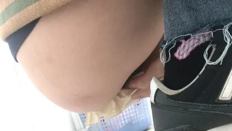 厕所偷拍高校女学生拔阴毛 