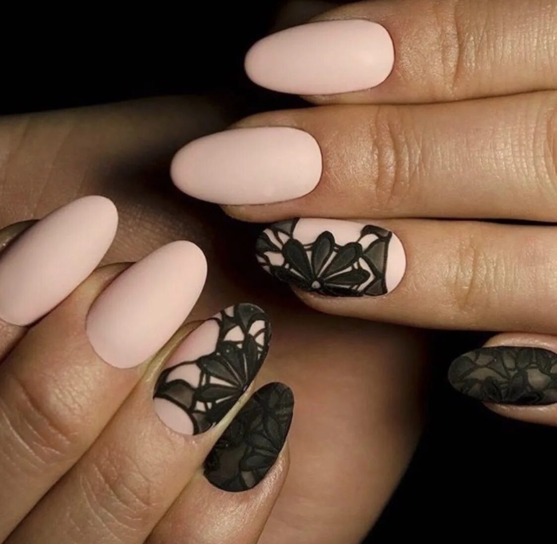 шеллак бежевый с черным. черно бежевый маникюр. бежевыйс череым маникюр. ногти бежевые с черным. черно бежевый маникюр.