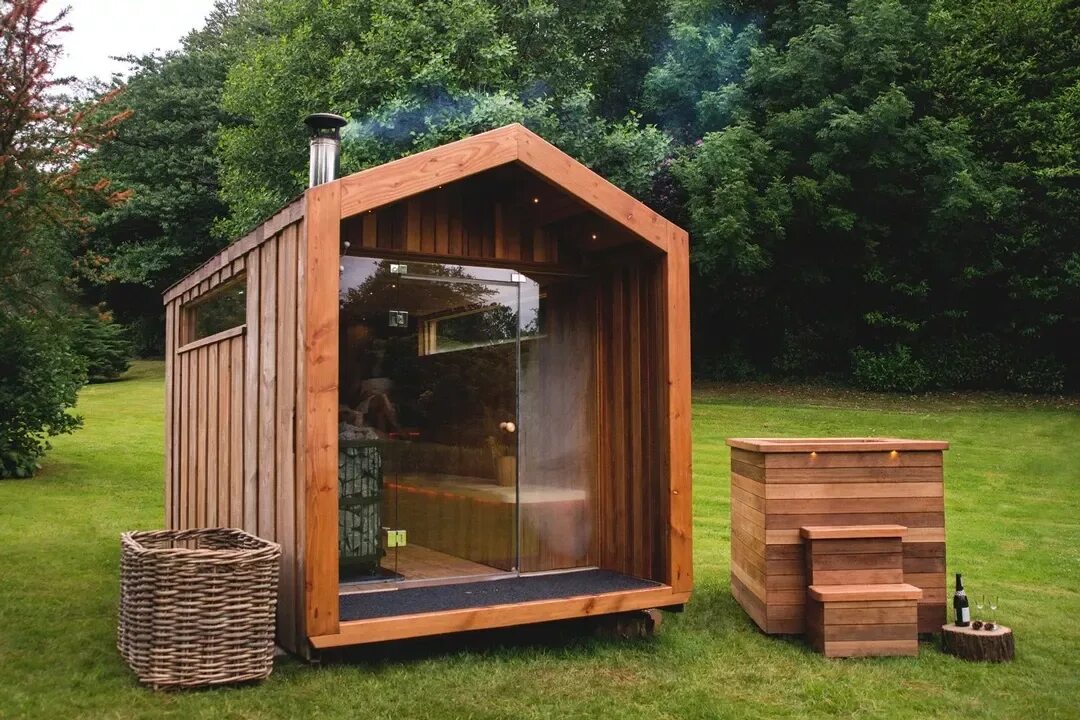 Современная модульная баня. Мини баня с панорамными окнами. Harvia sauna spa. Модели в бане. Баня со стеклянной стеной.