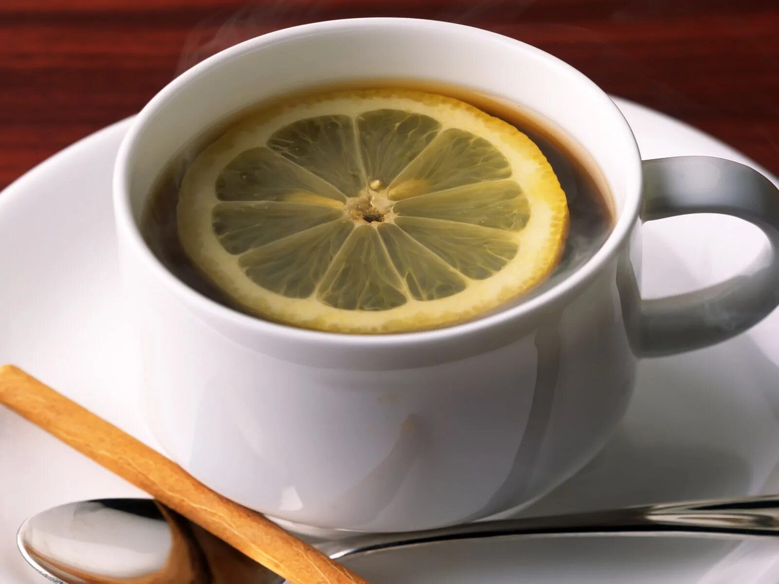 Выпить чаю лимоном. Чашка чая с лимоном. Чай с лимоном. Кофе с лимоном. Чашка кофе с лимоном.