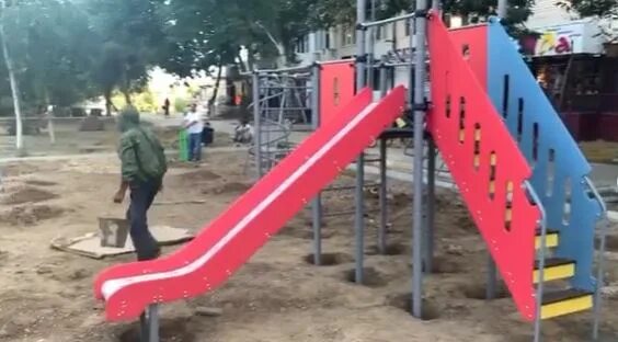 Парк аттракционов избербаш. Карусели в избербаше. детский городок избербаш. детская площадка избербаш.
