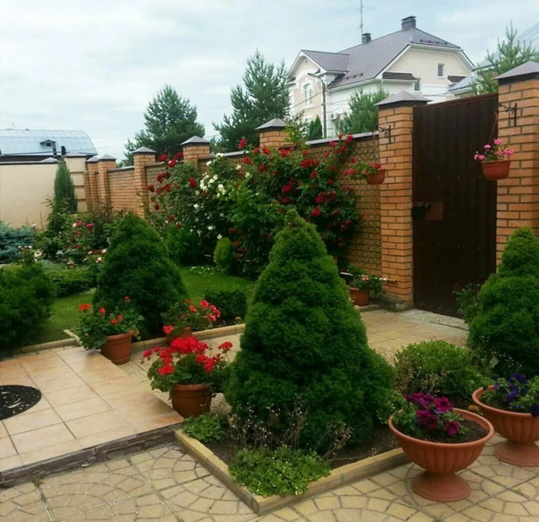 Благоустройство территории перед домом. Ландшафтный дизайн загородного дома. Наиль купер ландшафтный дизайнер. Ландшафт в стиле хай тек. Благоустройство дачного участка.